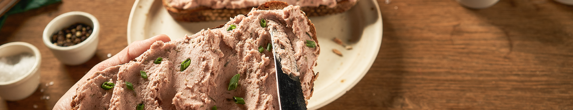 Rügenwalder Mühle vegane Streichwurst: Stullen werden üppig mit Streichwurst geschmiert