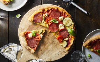 Rügenwalder Mühle vegane Mühlen Salami Titelbild: Pizza bSallami mit veganer Salami