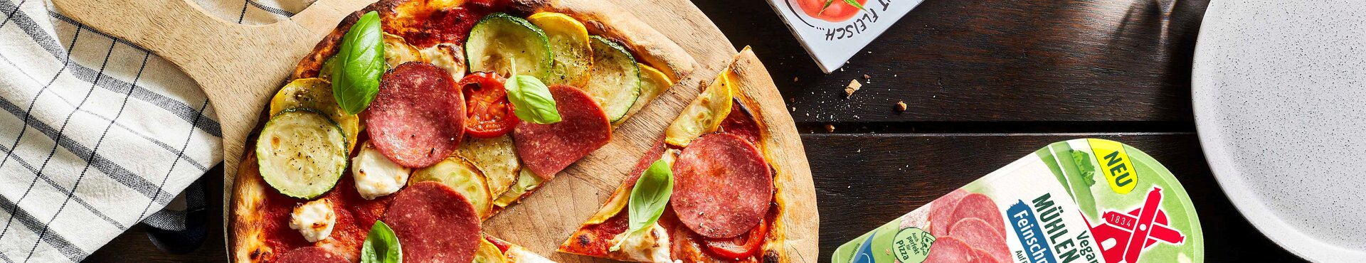 Titelbild vegane Rezepte: vegane Mühlen Salami auf Pizza. Vegane Hauptgerichte, Snacks, Vorspeisen mit veganer Salami