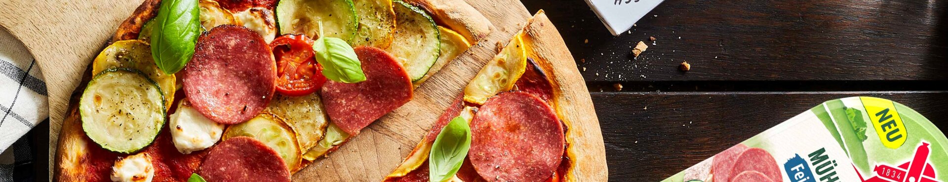 Titelbild vegane Rezepte: vegane Mühlen Salami auf Pizza. Vegane Hauptgerichte, Snacks, Vorspeisen mit veganer Salami