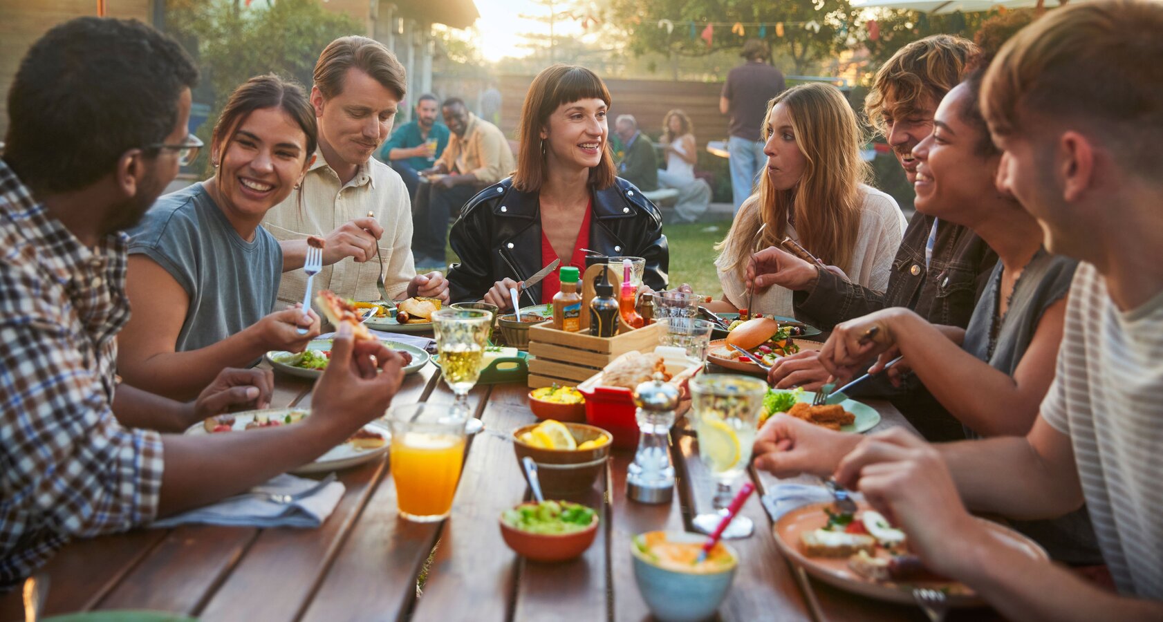 Nur fürs Essen da. Eine Grillparty mit allen Freunden und … dem passenden Grillgut von der Rügenwalder Mühle