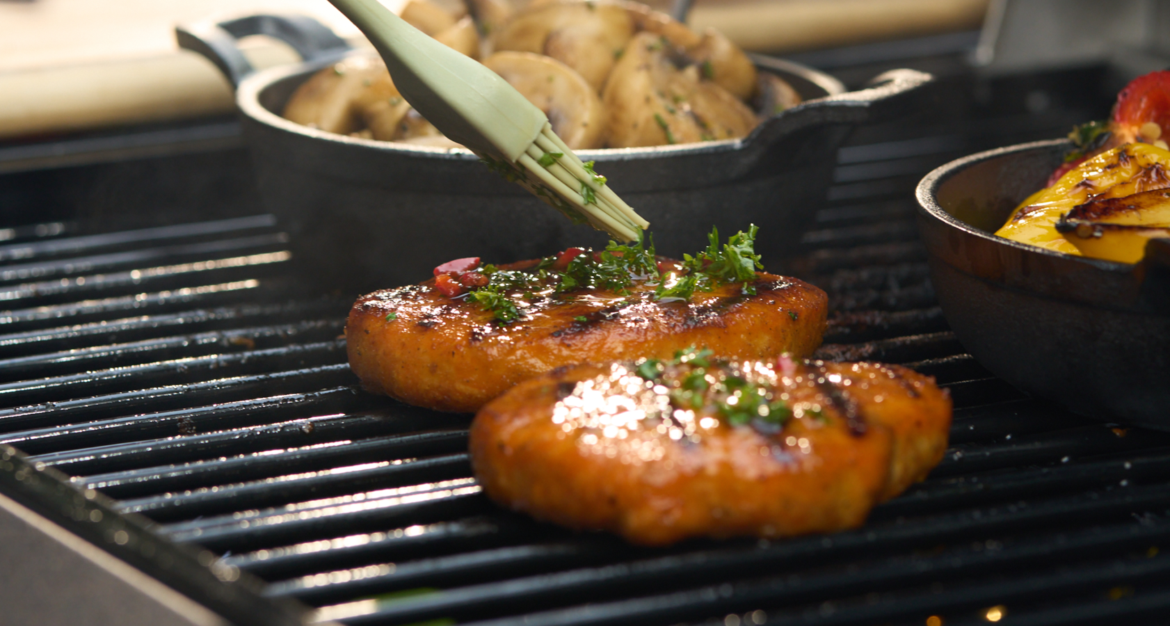 Mühlen BBQ Steaks Typ Schwein auf dem Grill. Headerbild BBQ Aktionsseite