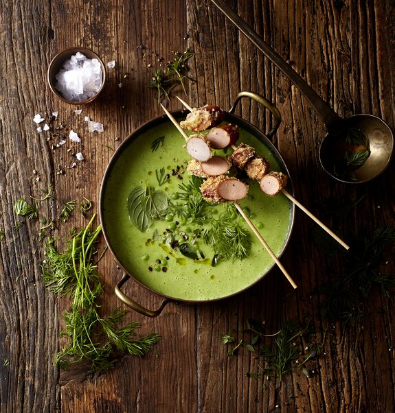 Erbsensuppe mit vegetarischen Würstchen | Rügenwalder Mühle