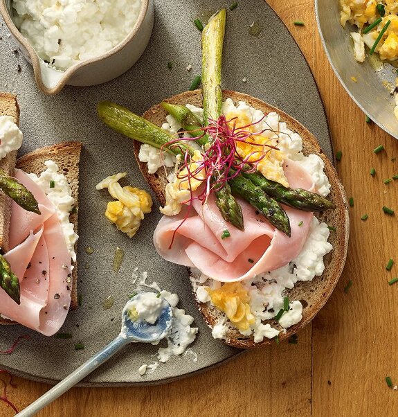 Knuspriges Landbrot mit Schinken, Spargel und Rührei