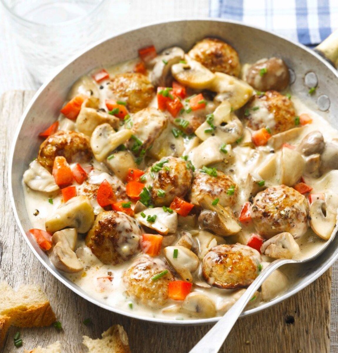 Pilz-Pfanne mit Frikadellen | Rügenwalder Mühle Pilz-Pfanne mit Frikadellen | Rügenwalder Mühle