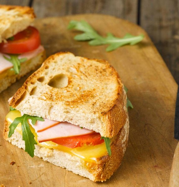 Rustikales Sandwich mit Schinken und Käse