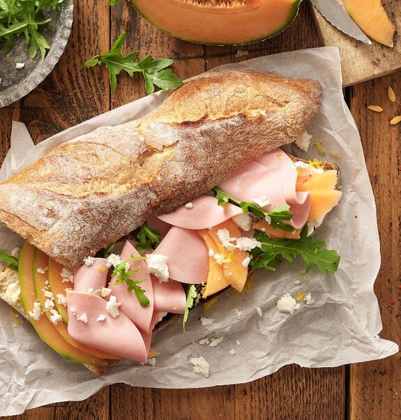 Sommer Stulle mit Mortadella, Melone, Rucola und Feta