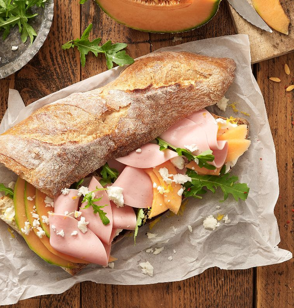 Sommer Stulle mit Mortadella, Melone, Rucola und Feta