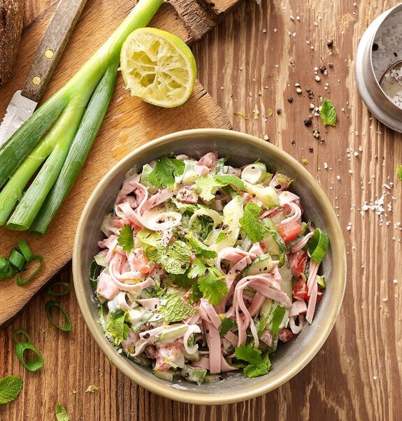 Sommerlicher Fleischsalat mit Mortadella und Limette
