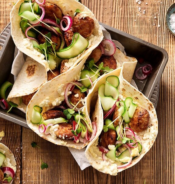 Tacos mit Frikadellen mit Senf Cottage Cheese und roten Zwiebeln