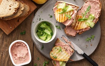 Herzhaftes Bauernbrot mit Leberwurst und gegrillter Birne