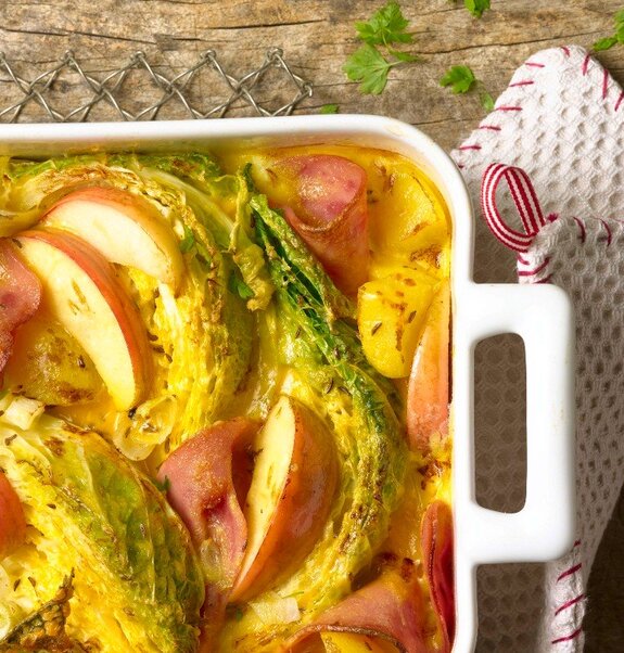 Wirsingkohl-Gratin mit grober Schinkenwurst