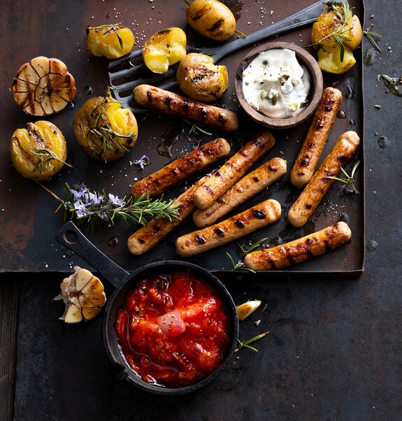 Vegane Rostbratwürstchen mit rustikaler Tomatensauce, Rosmarin-Kartoffeln und Kapern-Mayonnaise