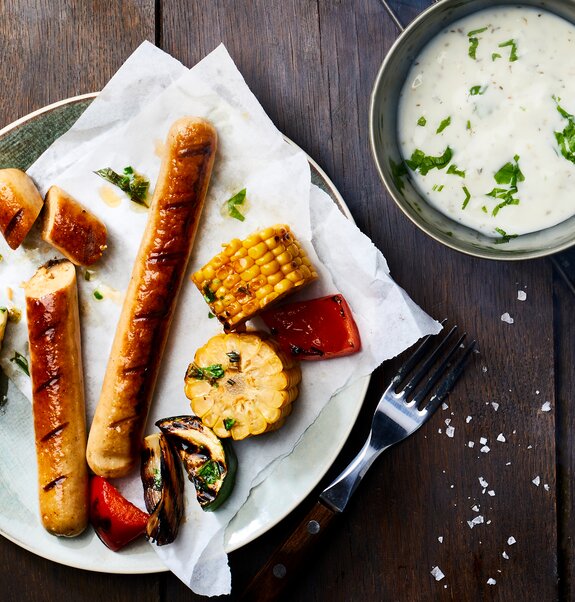 Bratwurst mit Maiskolben und Grillgemuese Rügenwalder Mühle Titelbild