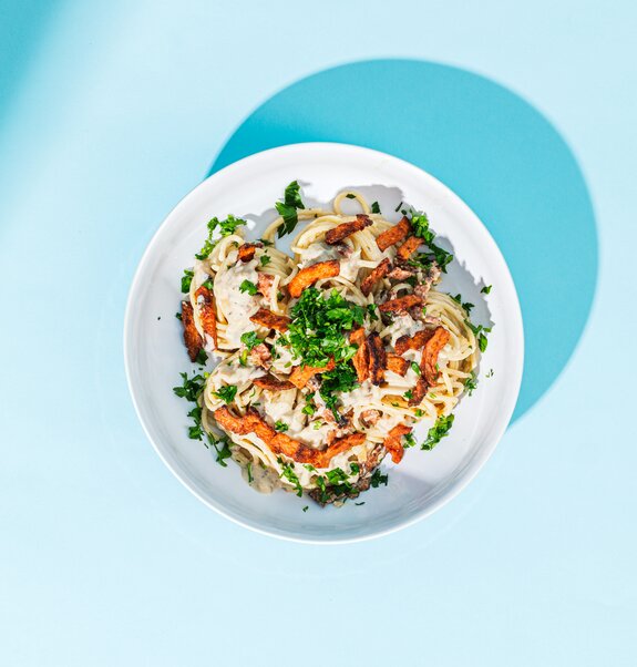 Rezept für Vegane Spaghetti Carbonara, in dem auf Speck, Sahne, Parmesan und Ei verzichtet wird. Der italienische Klassiker schmeckt aber trotzdem superlecker.