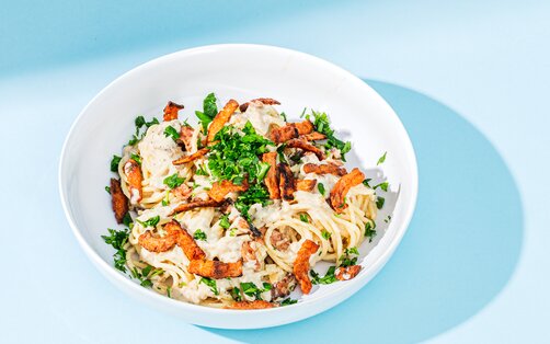 Rezept für Vegane Spaghetti Carbonara, in dem auf Speck, Sahne, Parmesan und Ei verzichtet wird. Der italienische Klassiker schmeckt aber trotzdem superlecker.