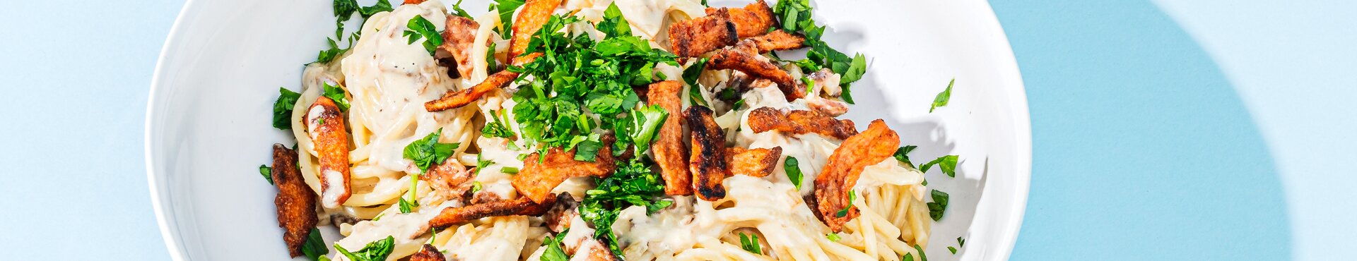 Vegane Spaghetti Carbonara Rügenwalder Mühle x Koro Rezept für Vegane Spaghetti Carbonara, in dem auf Speck, Sahne, Parmesan und Ei verzichtet wird. Der italienische Klassiker schmeckt aber trotzdem superlecker.