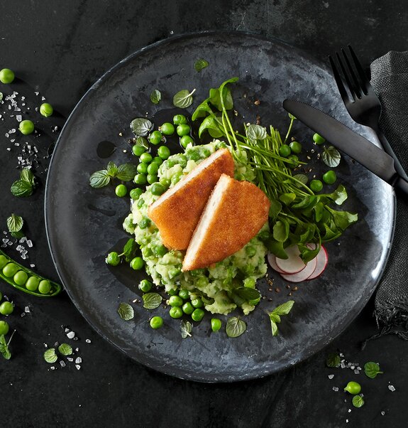 Vegane Schnitzel mit Erbsenpüree und Portulak Salat1