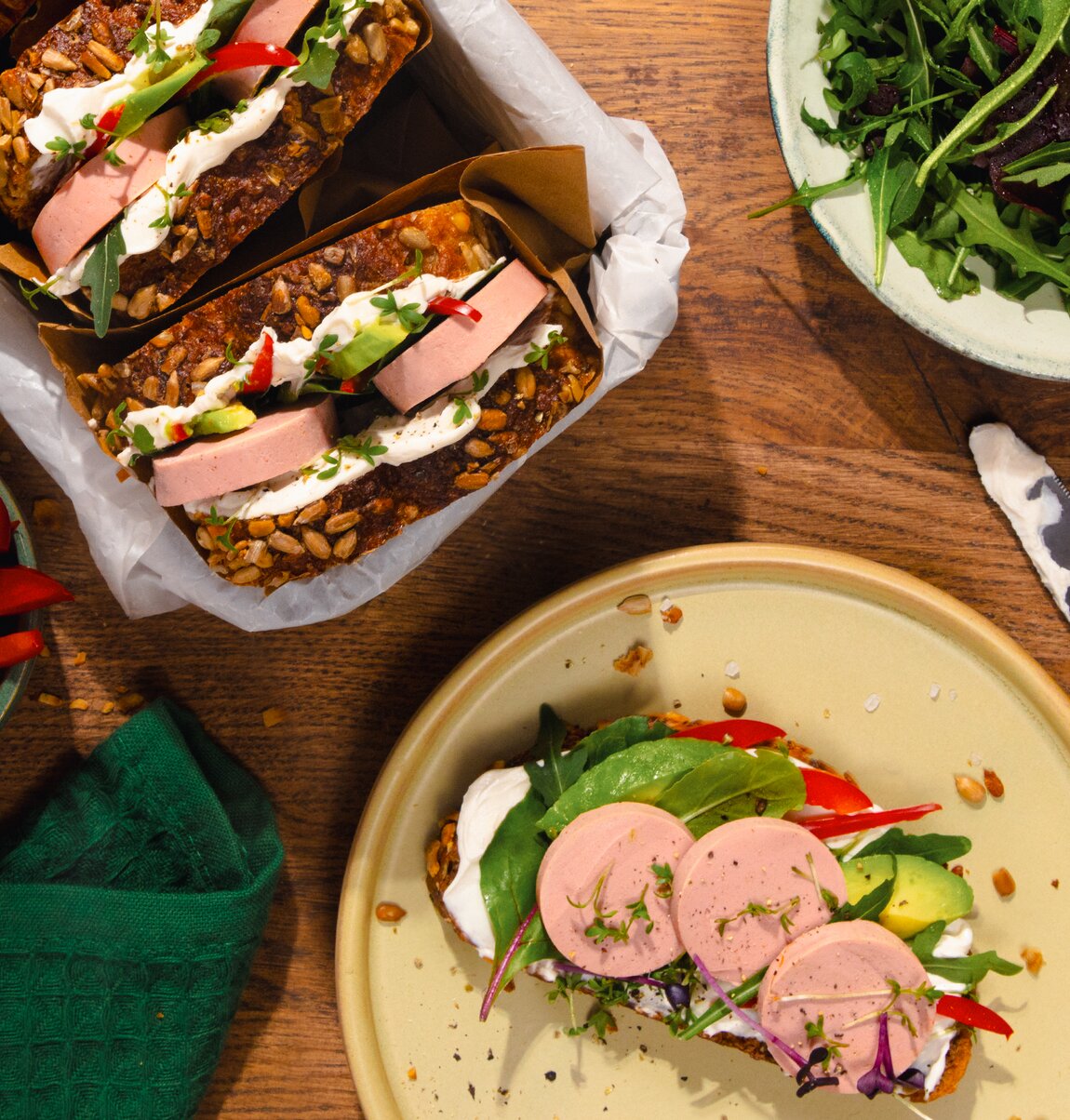 Kernige Pausenstulle mit veganer Fleischwurst, Frischkäse und Avocado ...