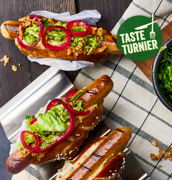 Vegane Bratwurst im Laugenbun mit Toppings - Taste Turnier