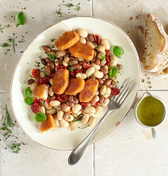 Mediterraner Bohnen-Salat mit veganen Nuggets