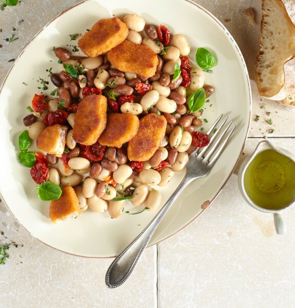 Mediterraner Bohnen-Salat mit veganen Nuggets