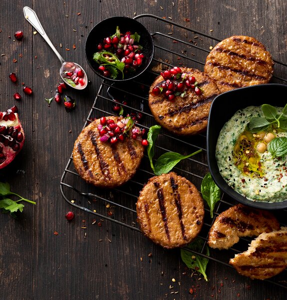 Vegane Frikadellen mit Spinat-Hummus und Granatapfel-Salsa