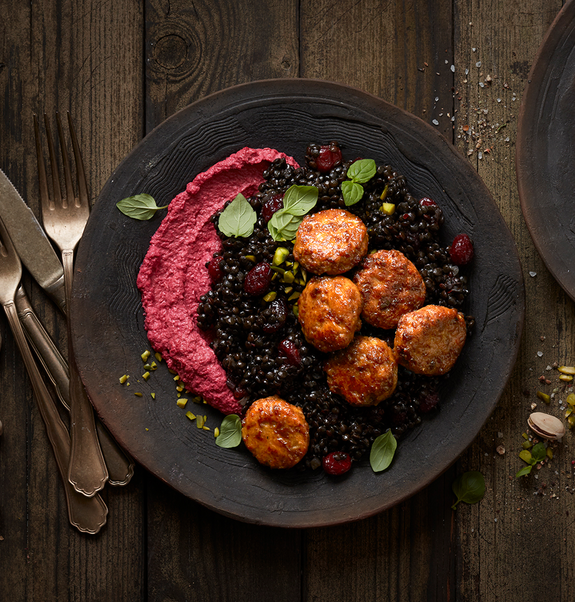 Vegane Frikadellen mit schwarzem Beluga-Linsensalat