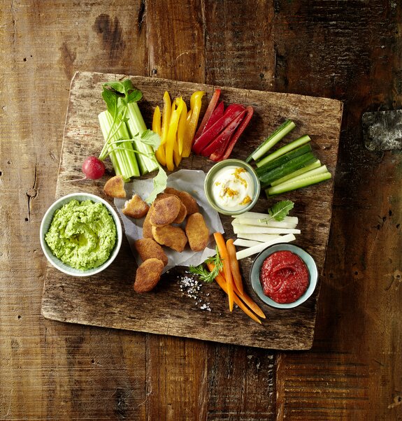 Vegane Nuggets mit Gemüsesticks und Dips
