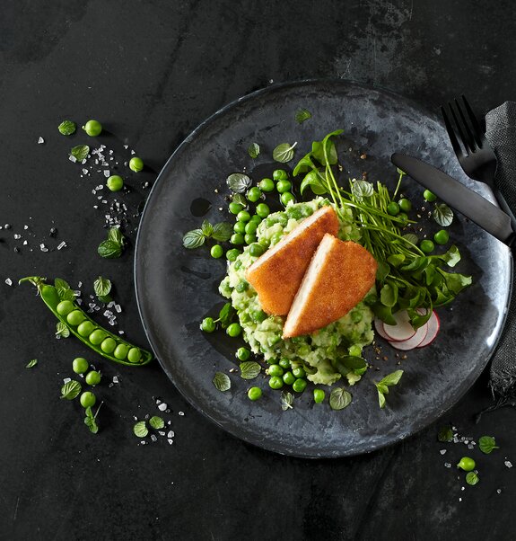 Vegane Schnitzel mit Erbsenpüree und Portulak-Salat