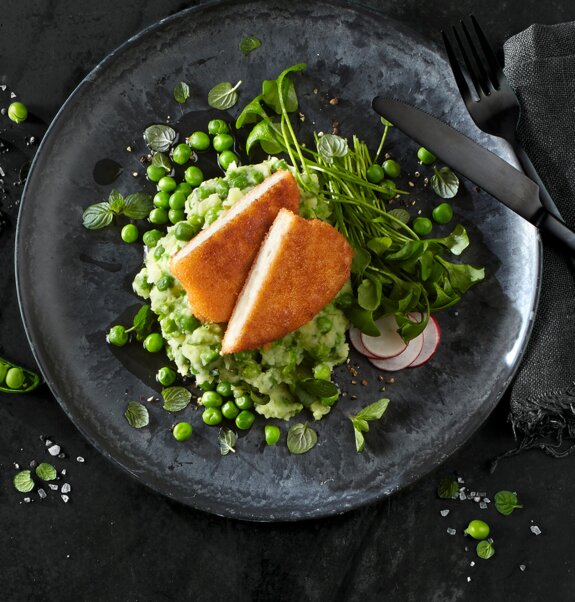 Vegane Schnitzel mit Erbsenpüree und Portulak-Salat