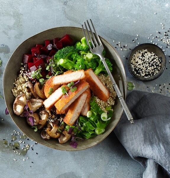 Vegane Schnitzel mit Quinoa und Gemüse