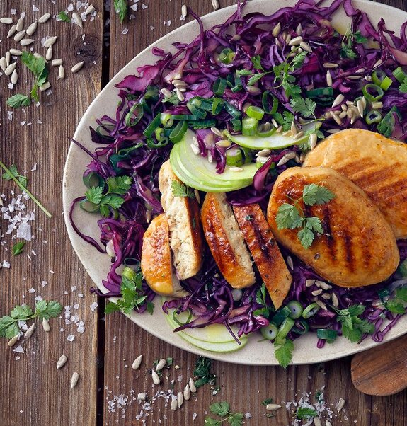 Vegane Filets auf Rotkohlsalat