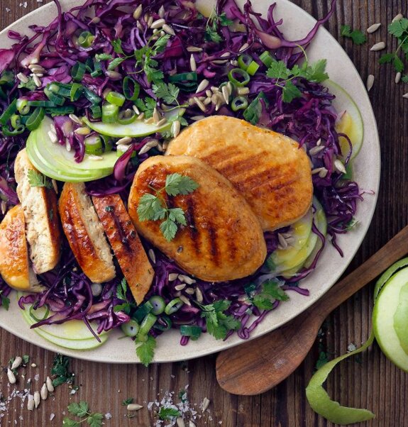 Vegane Filets auf Rotkohlsalat