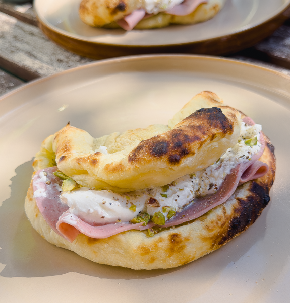 Pizza Sandwich mit veganem Muehlen Kochschinken