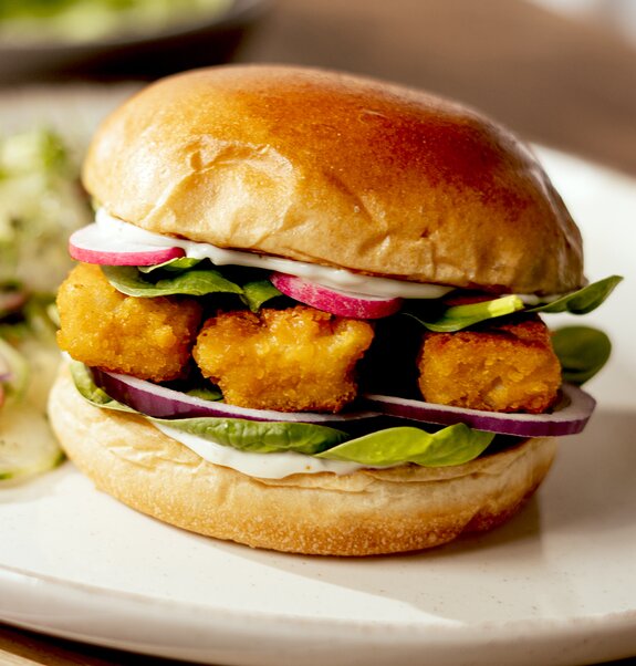 Vischbrötchen Deluxe - Fischburger mit veganen Mühlen Fischstäbchen