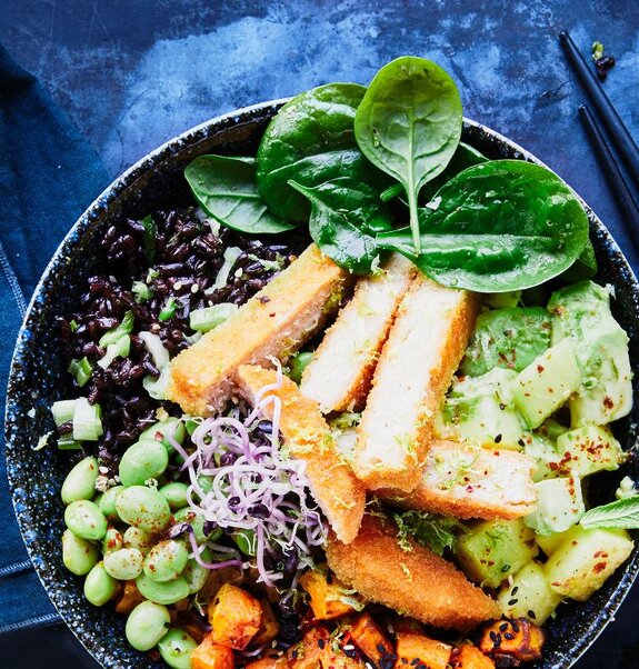 Bunte Poké-Bowl mit veganem Schnitzel