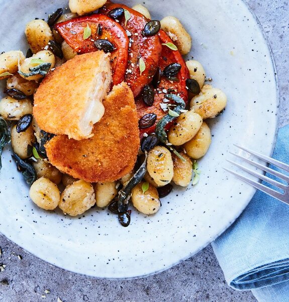 Vegane Cordons Bleus auf geröstetem Hokkaidokürbis und Salbei-Gnocchi