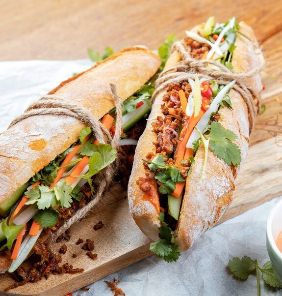 Bánh-Mì-Sandwiches mit veganem Hack