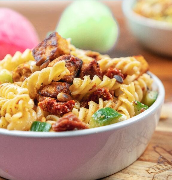 Nudelsalat mit veganen Frikadellen | Rügenwalder Mühle