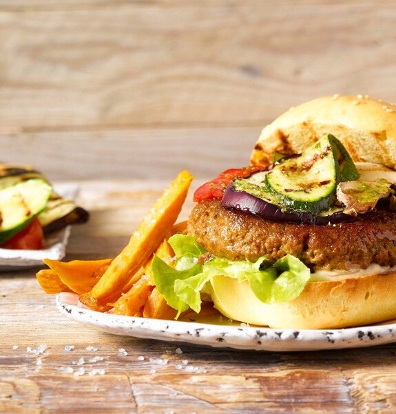 Vegane Italian Burger mit gegrillten Gemüse und Pesto