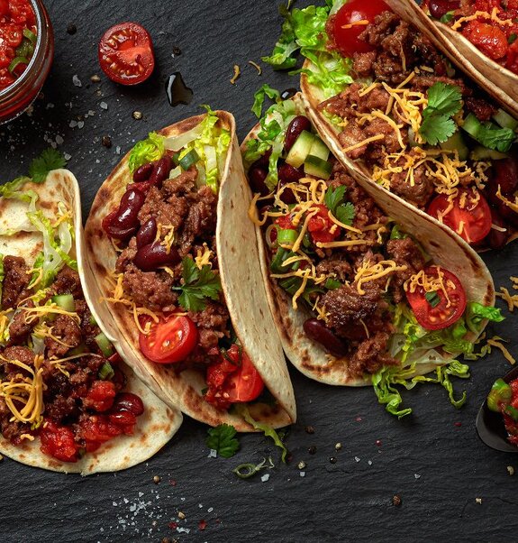 Bunt gefüllte Tacos mit veganem Hack