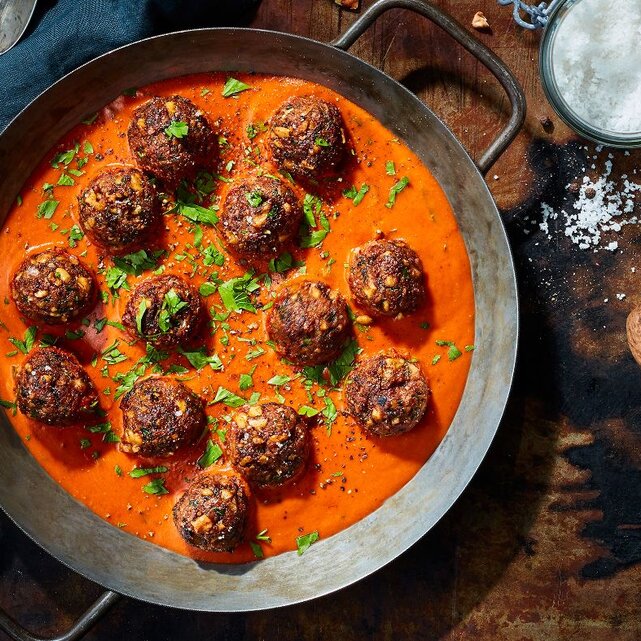 Vegane Hack-Walnuss-Bällchen in gerösteter Paprikasoße | Rügenwalder Mühle Vegane Hack-Walnuss-Bällchen in gerösteter Paprikasoße | Rügenwalder Mühle