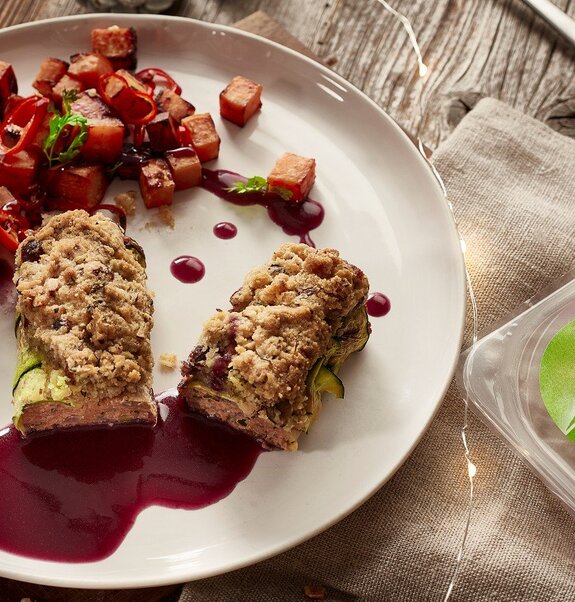 Weihnachtsröllchen in Haselnusskruste mit Rotkohlsud und Bratsüßkartoffeln