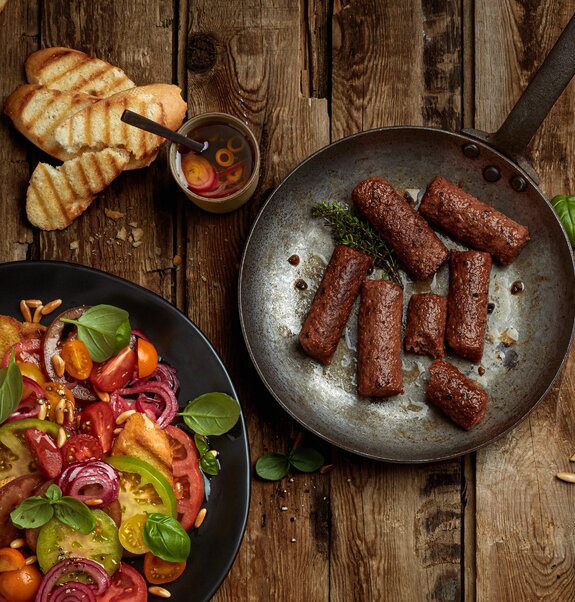 Vegane Thymian-Hackröllchen zu buntem Tomaten-Brotsalat