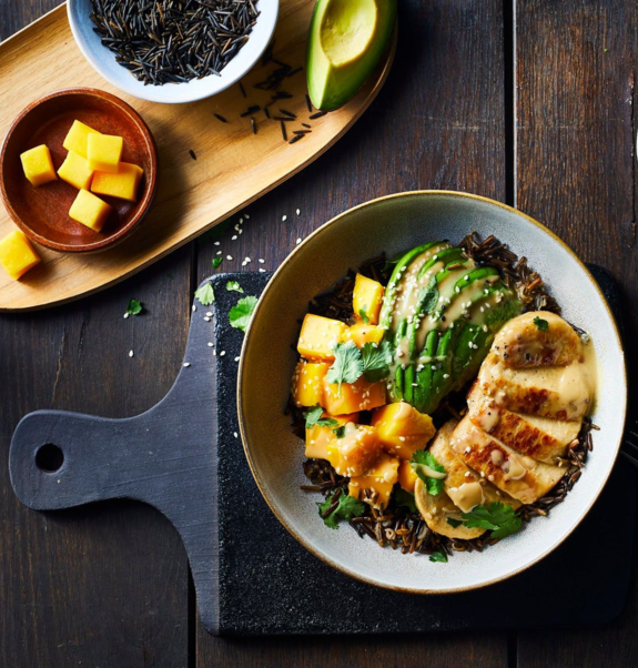 Lust auf eine Schüssel voll unbeschwertem Genuss? Hier geht's zur Buddha Bowl mit Veganem Mühlen Filet, Avocado und Mango!