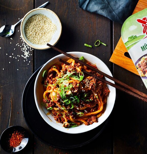 Koreanisches Essen ist zurzeit in aller Munde – auch bei uns! Als süß-scharfe Gochujang-Nudeln mit veganem Hack.