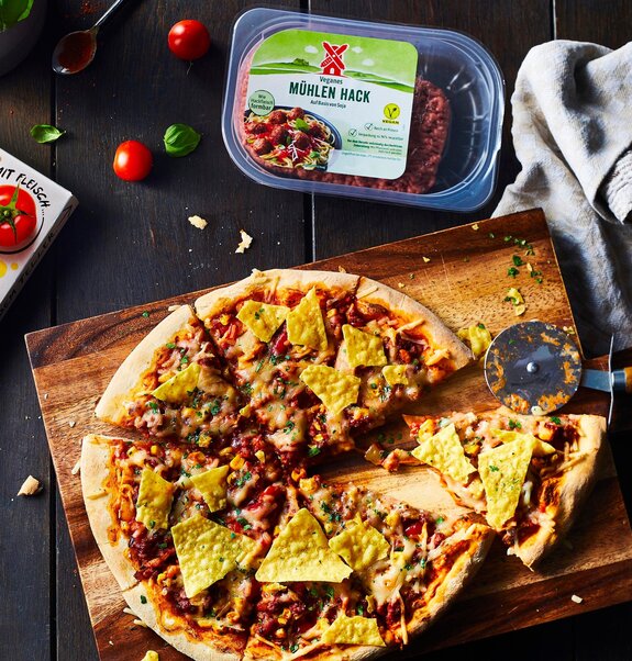 Pimp my Pizza! Mit veganem Hack, Mais und Tomaten trimmen wir den italienischen Klassiker auf mexikanisch.