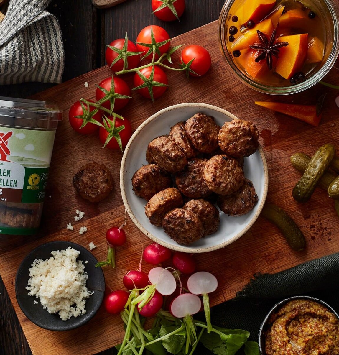 Abendbrot-Board mit veganen Frikadellen | Rügenwalder Mühle Abendbrot-Board mit veganen Frikadellen | Rügenwalder Mühle