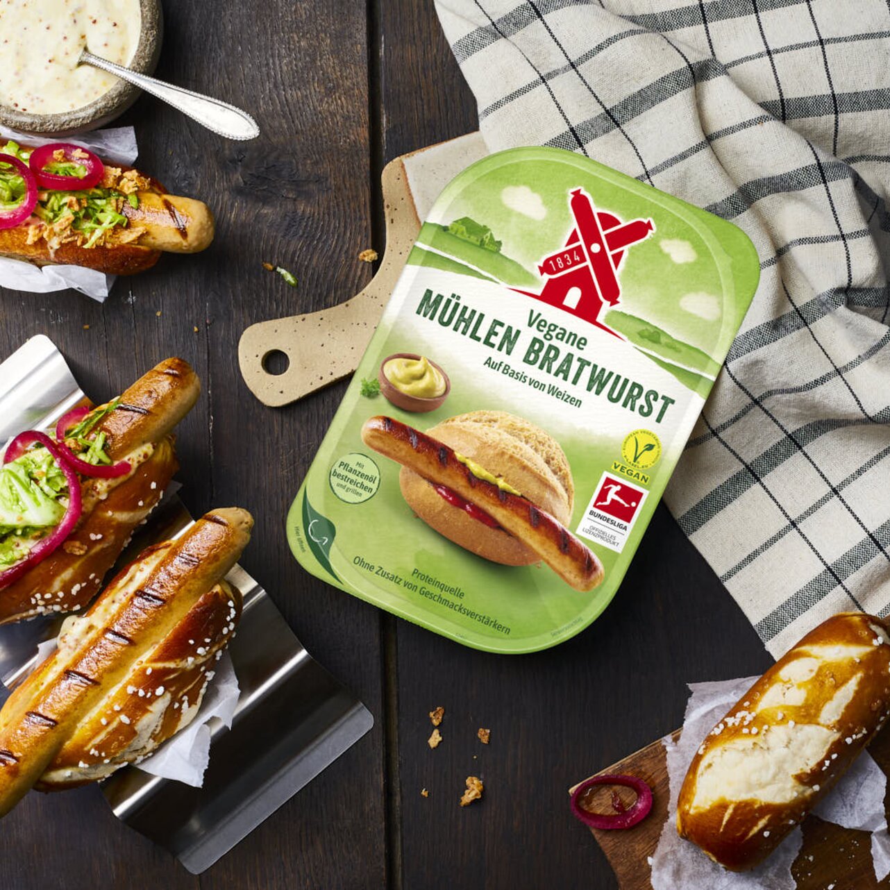 Vegane Bratwurst im Laugenbun mit Toppings | Rügenwalder Mühle